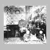 032-0022 Eduard Krieger Weihnachten mit seinen Kindern..jpg